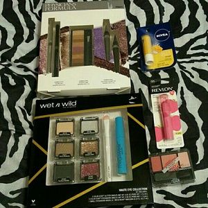 SOLD - New make-up bundle